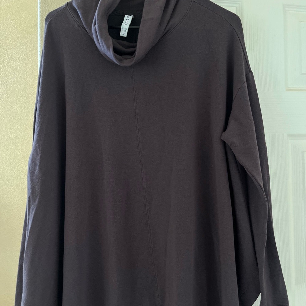 Athleta turtleneck purple pullover size Large
